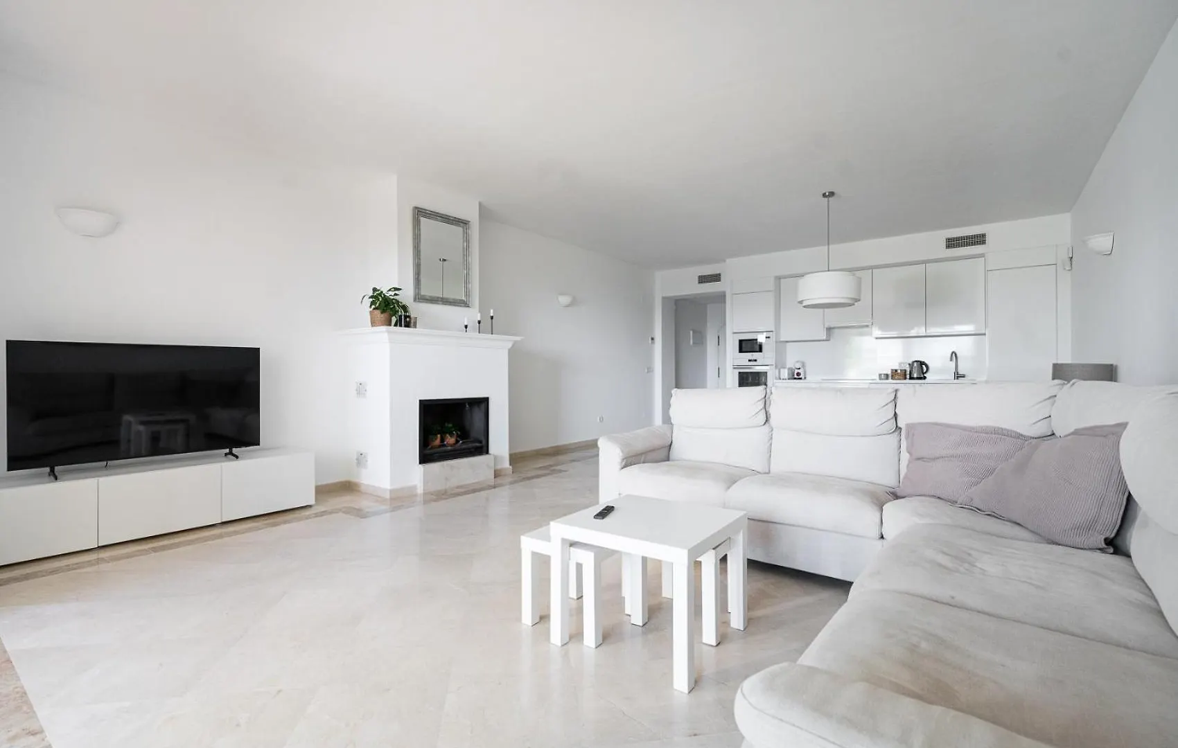 Front-Line Garden Apartment In Palm Beach, Marbella