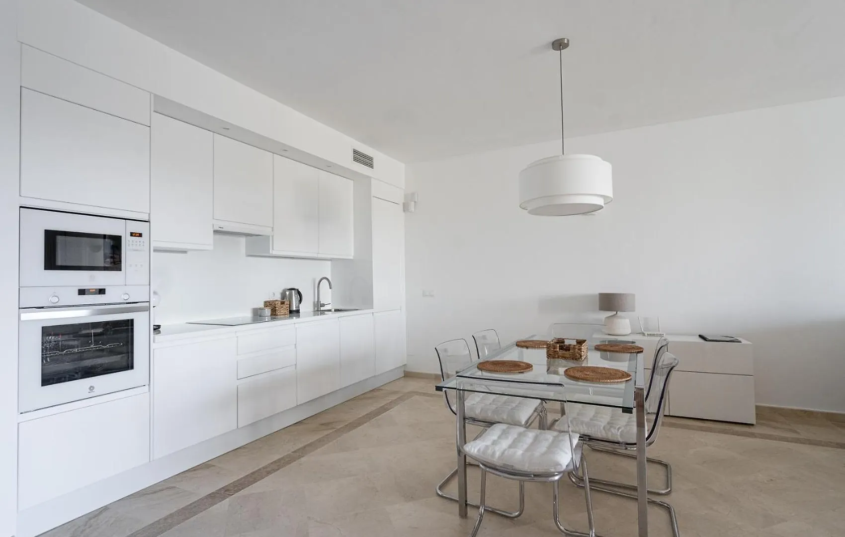 Front-Line Garden Apartment In Palm Beach, Marbella 0*,  İspanya