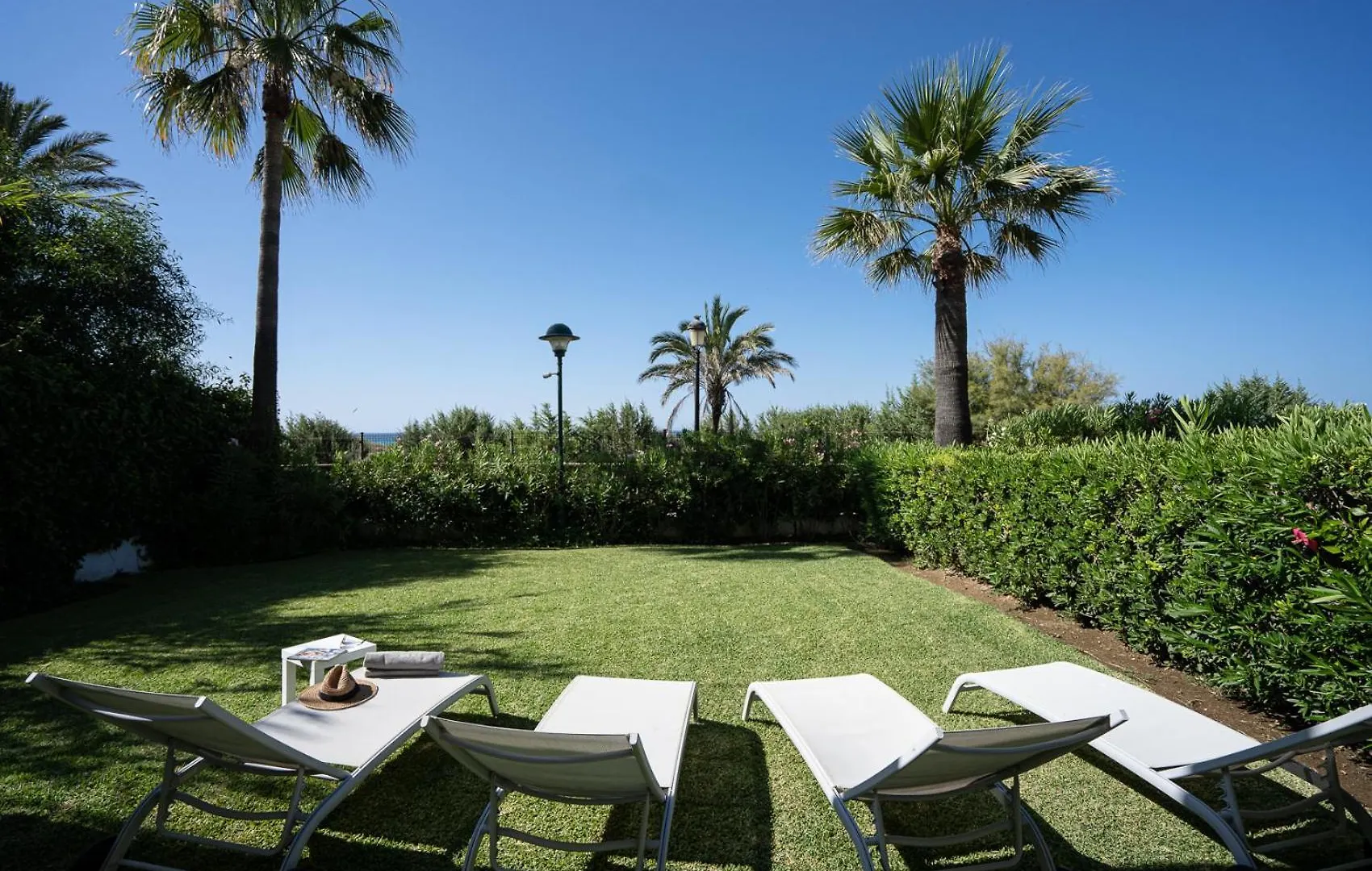 Front-Line Garden Apartment In Palm Beach, Marbella