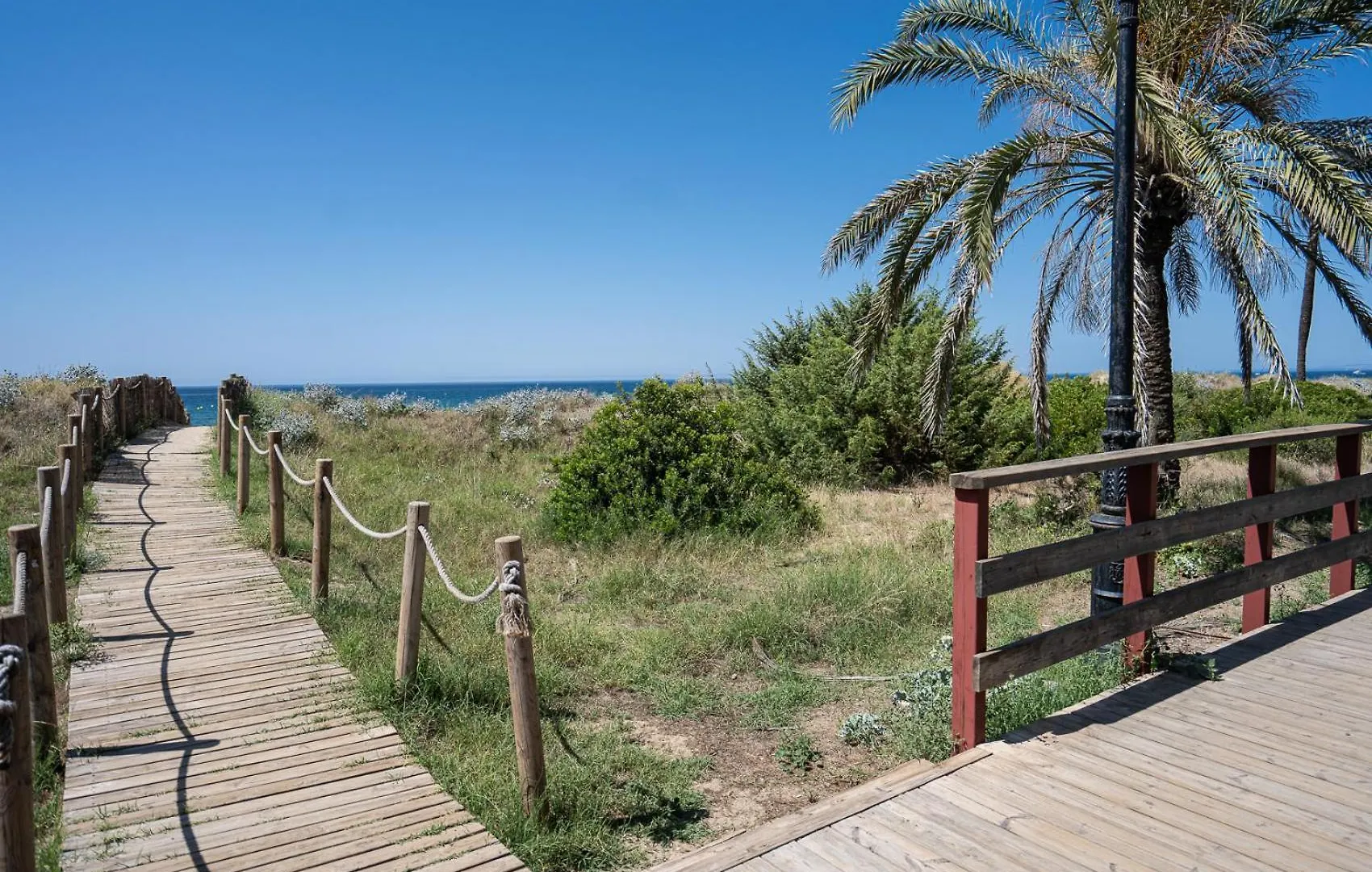 Front-Line Garden Apartment In Palm Beach, Marbella