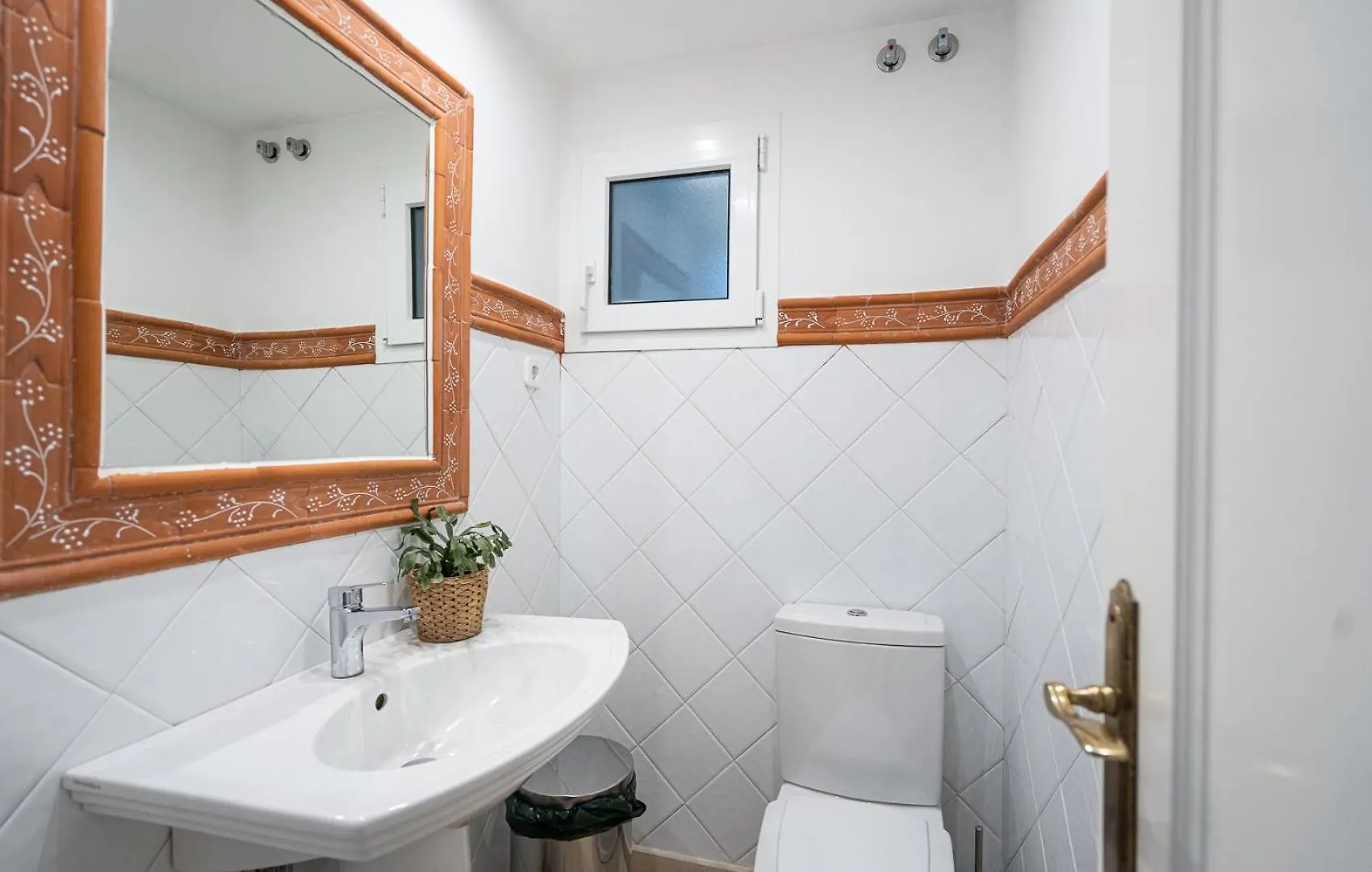Front-Line Garden Apartment In Palm Beach, Marbella