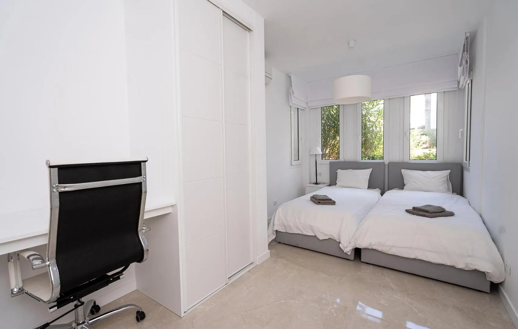 Front-Line Garden Apartment In Palm Beach, Marbella