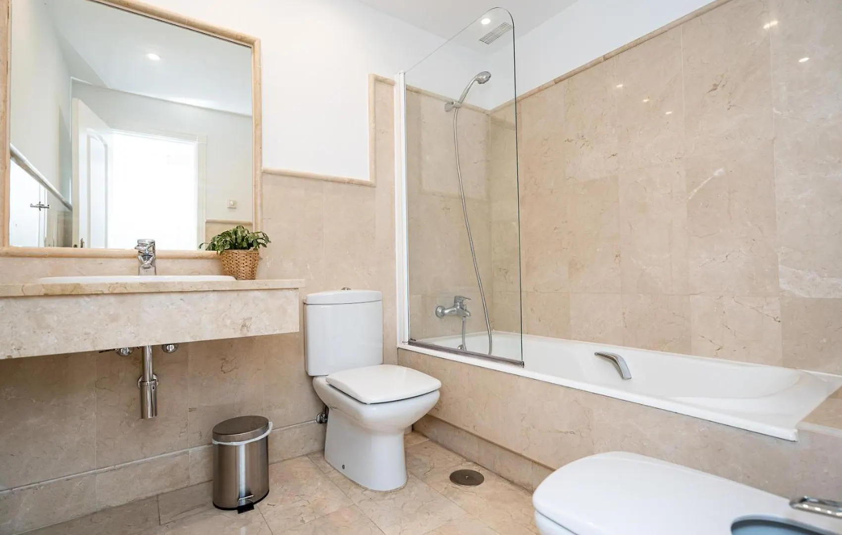 Front-Line Garden Apartment In Palm Beach, Marbella