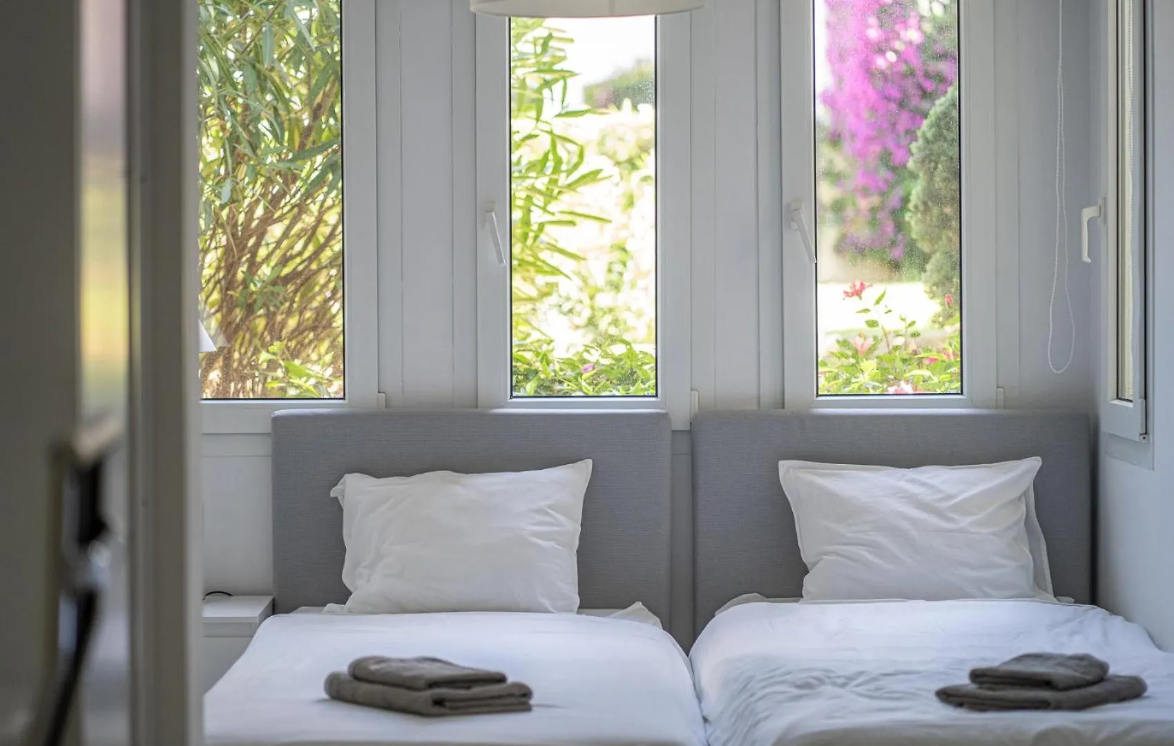 Front-Line Garden Apartment In Palm Beach, Marbella Spain
