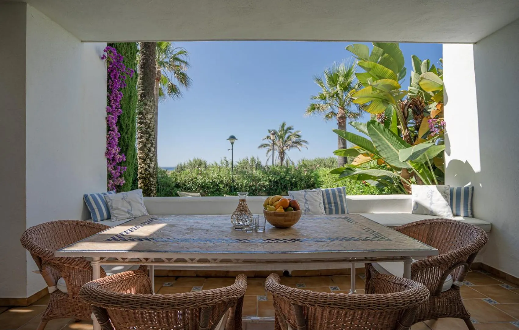 Front-Line Garden Apartment In Palm Beach, Marbella