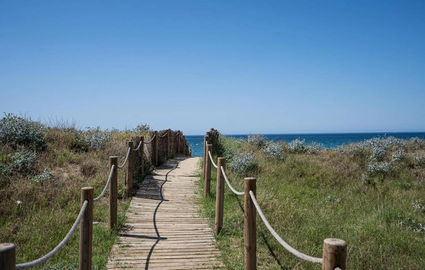 Front-Line Garden Apartment In Palm Beach, Marbella