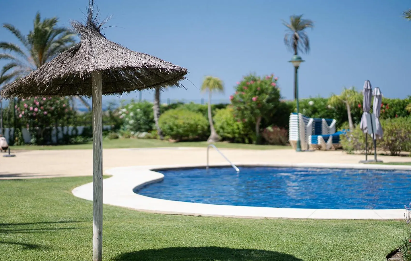 Front-Line Garden Apartment In Palm Beach, Marbella