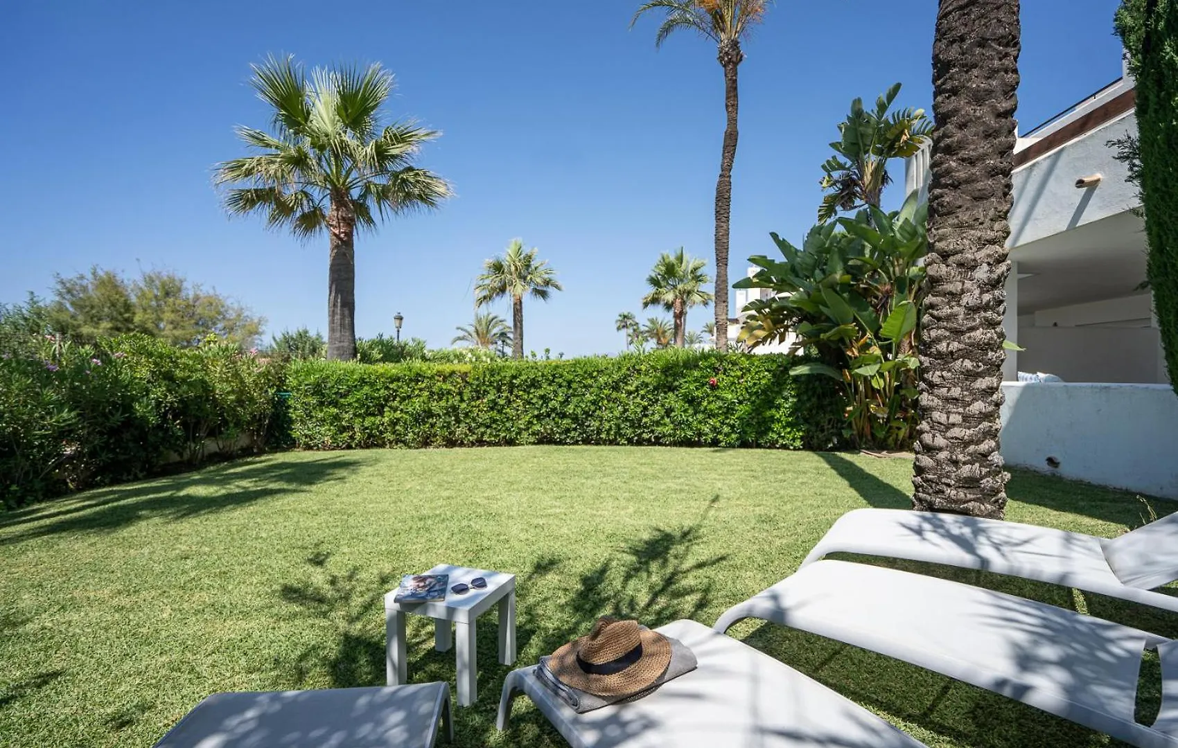 Front-Line Garden Apartment In Palm Beach, Marbella 0*,